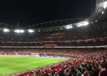 Saka schiet Arsenal na twintig jaar wachten naar Champions League-finale