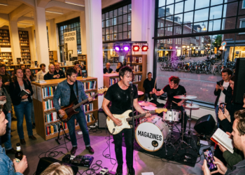 Van bibliotheek tot poppodium: Post-punk trio Magazines geselecteerd voor landelijke Popronde