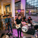 Van bibliotheek tot poppodium: Post-punk trio Magazines geselecteerd voor landelijke Popronde