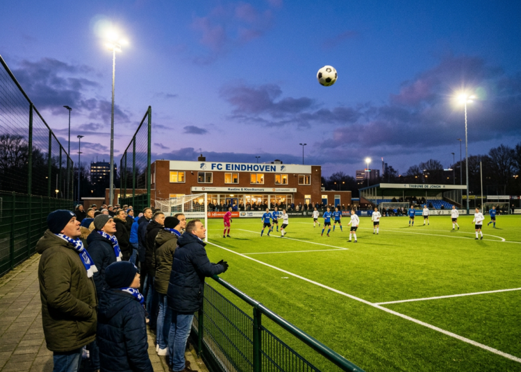 Spectaculair gelijkspel voor FC Eindhoven na afstandsschot vanaf eigen helft, Oranje Nassau degradeert Spectaculair gelijkspel voor FC Eindhoven na afstandsschot vanaf eigen helft, Oranje Nassau degradeert