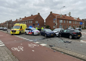 Drie auto's zwaar beschadigd bij ongeval op Boxtelseweg, één persoon naar ziekenhuis