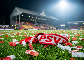 Uitblinkende Perisic leidt kampioen PSV naar ruime zege op Go Ahead Eagles