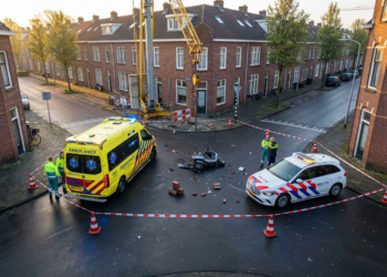 Scooterrijder zwaargewond na harde botsing met laaghangende bouwkraan