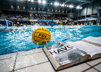 Van tegenzin naar topsport: Veldhovense waterpoloster (18) met PSV de play-offs in