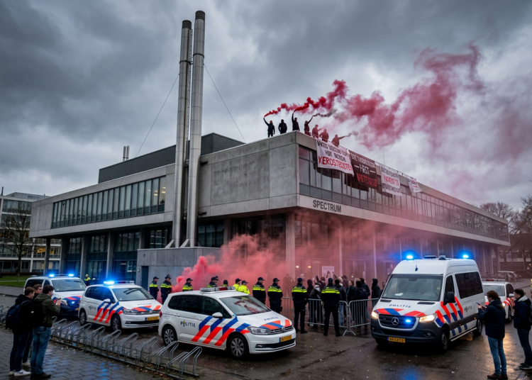 Dakbezetting TU/e beëindigd na ultimatum politie, één demonstrant aangehouden