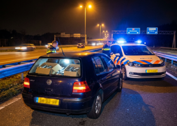 Lege benzinetank verraadt automobilist met dozen lachgas op vluchtstrook
