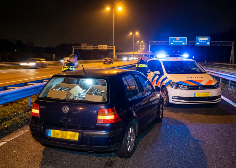 Lege benzinetank verraadt automobilist met dozen lachgas op vluchtstrook