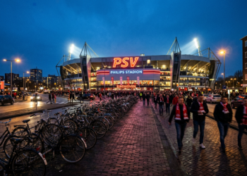 Bonairiaanse winnares van PSV-actie bezoekt het Philips Stadion