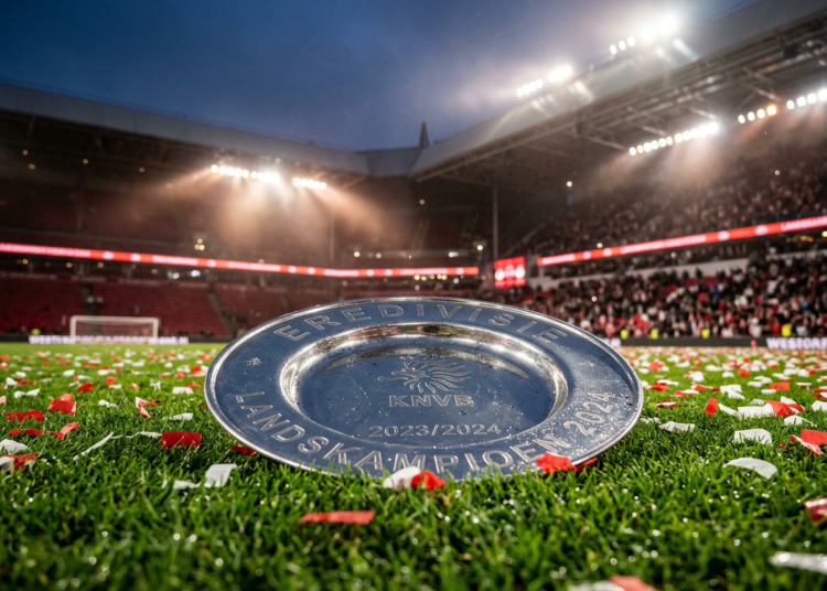 Oud-Ajaxtrainer Farioli kijkt na Portugese titel vol ongeloof terug op pijnlijk verlies aan PSV