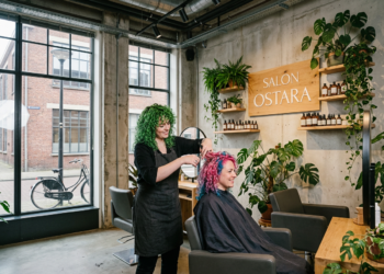 Van regenboogkapsels tot stiltebehandelingen: alternatieve kapsalon brengt kleur naar Strijp-S